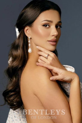 Profile photo of a very elegant brunette woman